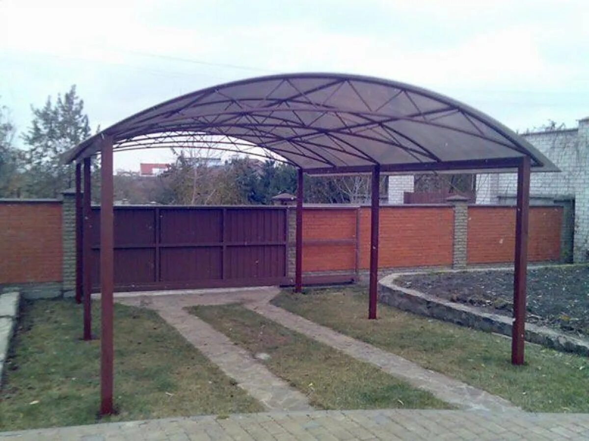 Односкатный навес 5х5. Автонавес 6на8. Навес для авто из профильной. Арочный навес из поликарбоната. Металлический навес для машины.