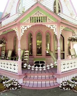Красивый розовый дом.