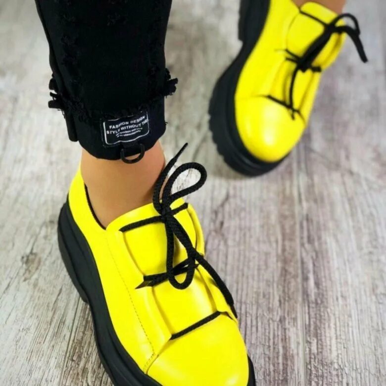 Желтая подошва на кроссовках. Жёлтые кроссовки женские. Кроссовки женские черно желтые. Черные с желтым кроссовки женские. Желтые кроссовки на платформе.