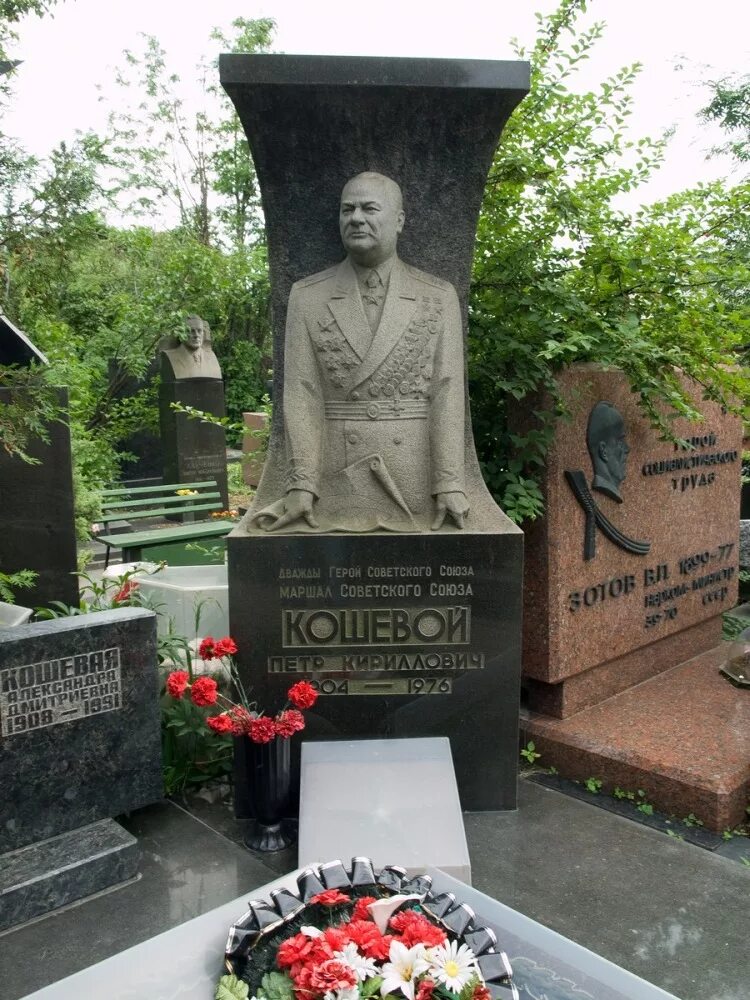 Новодевичье кладбище могилы знаменитостей. Памятники на новодевичьем кладбище. Новодевичье кладбище могилы кинозвезд. Новодевичье кладбище могилы знаменитостей. Могилы известных людей на новодевичьем кладбище.