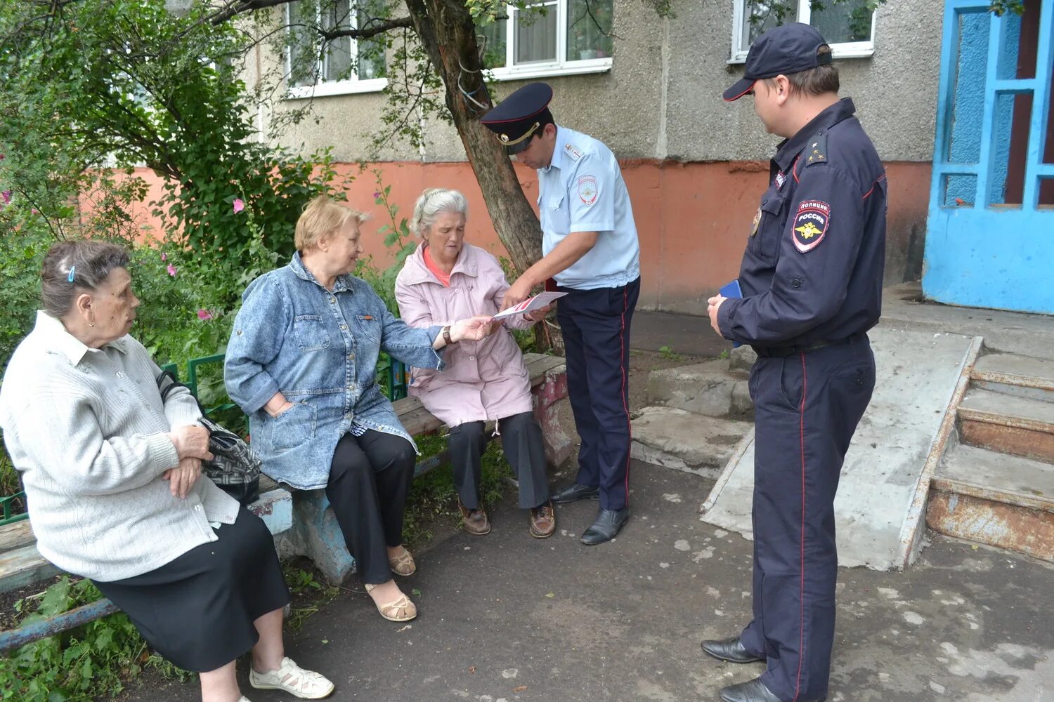 Беседа с участковым. Участковые уполномоченные полиции. Участковый уполномоченный полиции. Участкового уполномоченного полиции. Уполномоченный инспектор полиции.