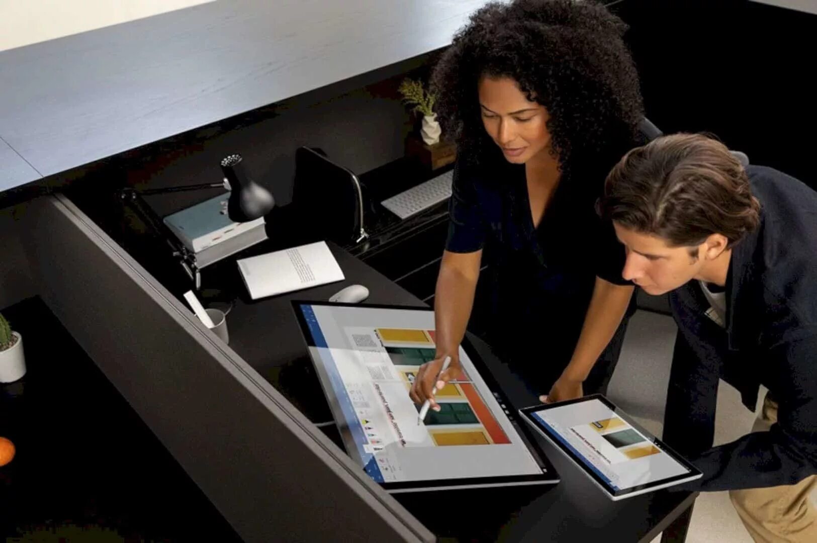 Минималистичный компьютер. Рабочее место дизайнера. Монитор виндовс 10. Work studio 2. Стол для компьютера.