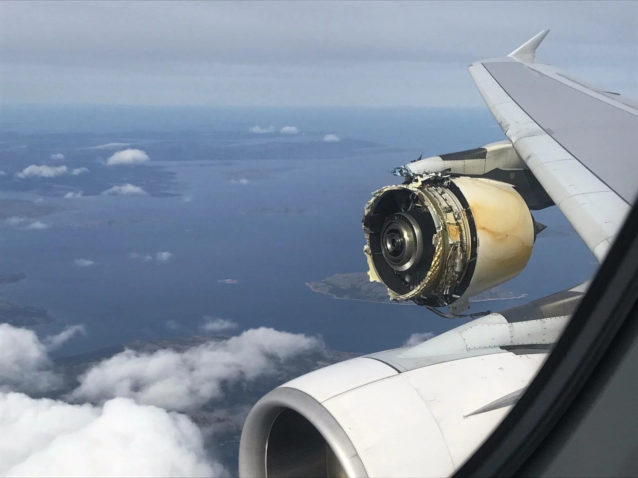 Двигатель боинг 737. Наземное обслуживание воздушных судов. Поломка самолеты. Техническое обслуживание самолета. Поломка самолеты.