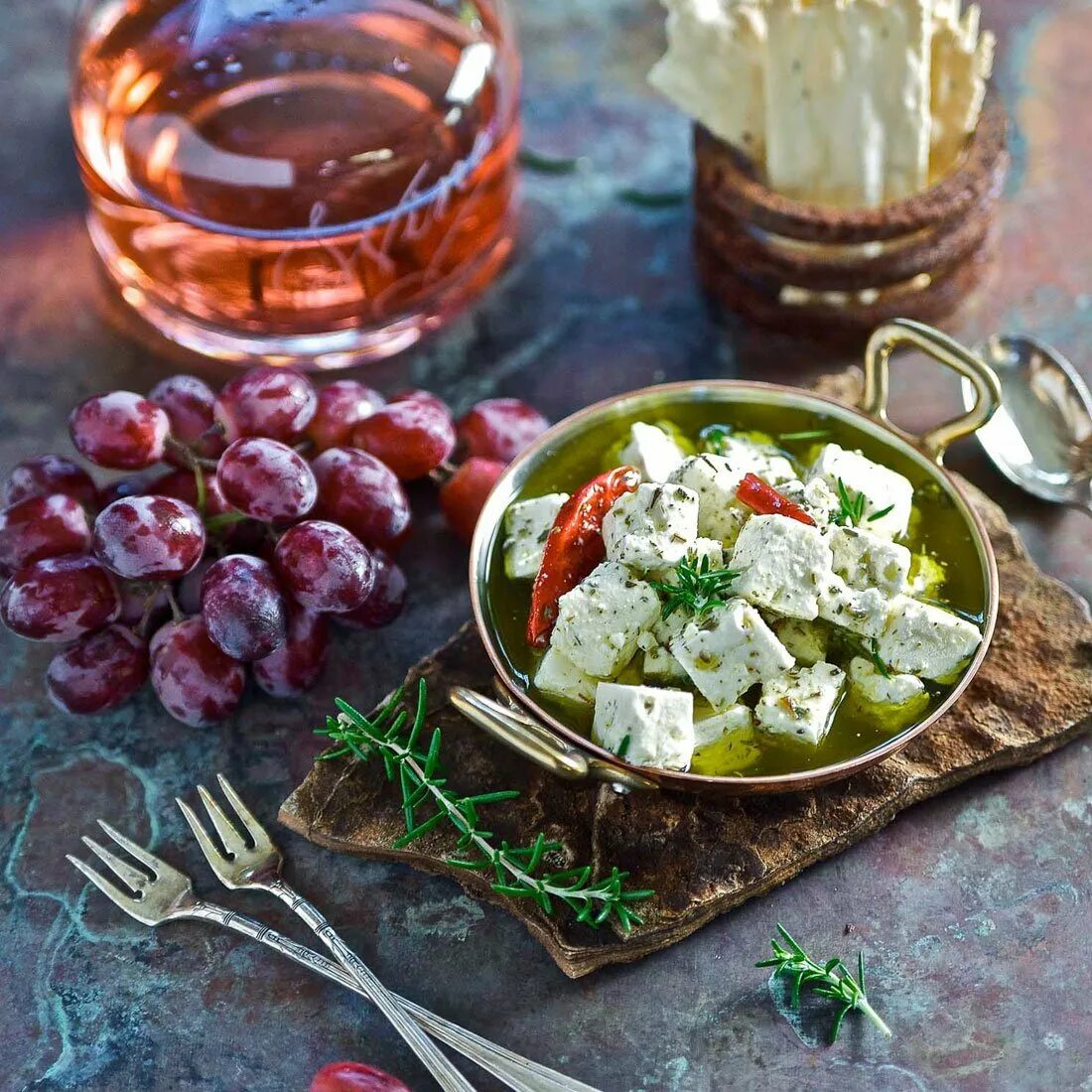 Закуски к вину. Закуски к мясу на стол.