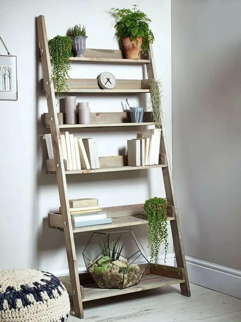 Идеи стеллажей. Стеллаж лестница. Стеллаж из дерева. Декоративная лестница стеллаж. Деревянная стремянка в интерьере.
