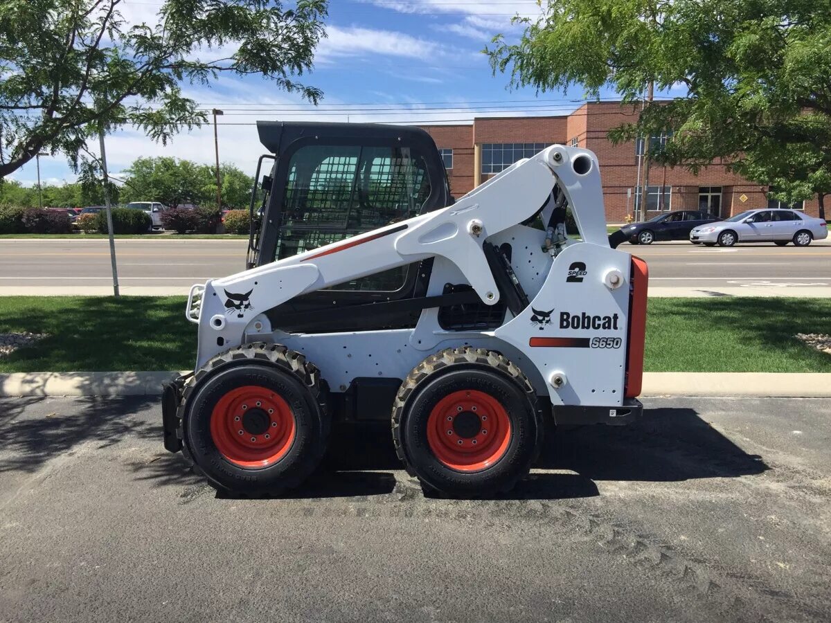 Услуги бобкэт. Мини-погрузчик Bobcat s650. Бобкэт 650. Вилочный погрузчик Bobcat s650. Мини погрузчик Бобкэт s650.