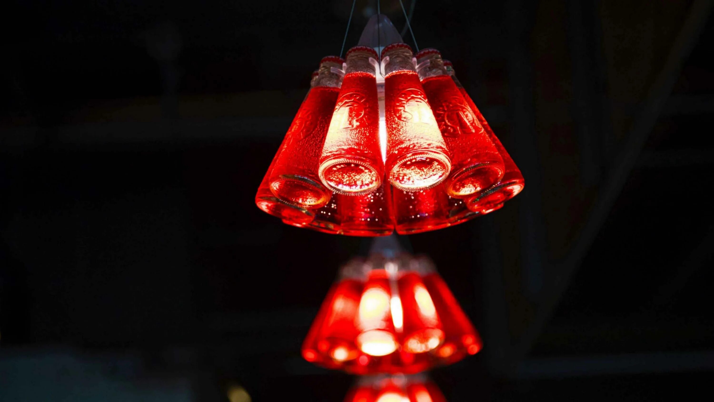 Прибор красного света. Красная лампа. Красный светильник. Лампа с красным светом. Люстра красная.