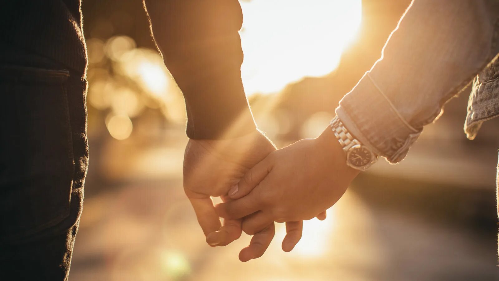 Я держу тебя за руку. Руки любовь. Пара руки. Мужчина и женщина держатся за руки. Мужчина и женщина любовь руки.