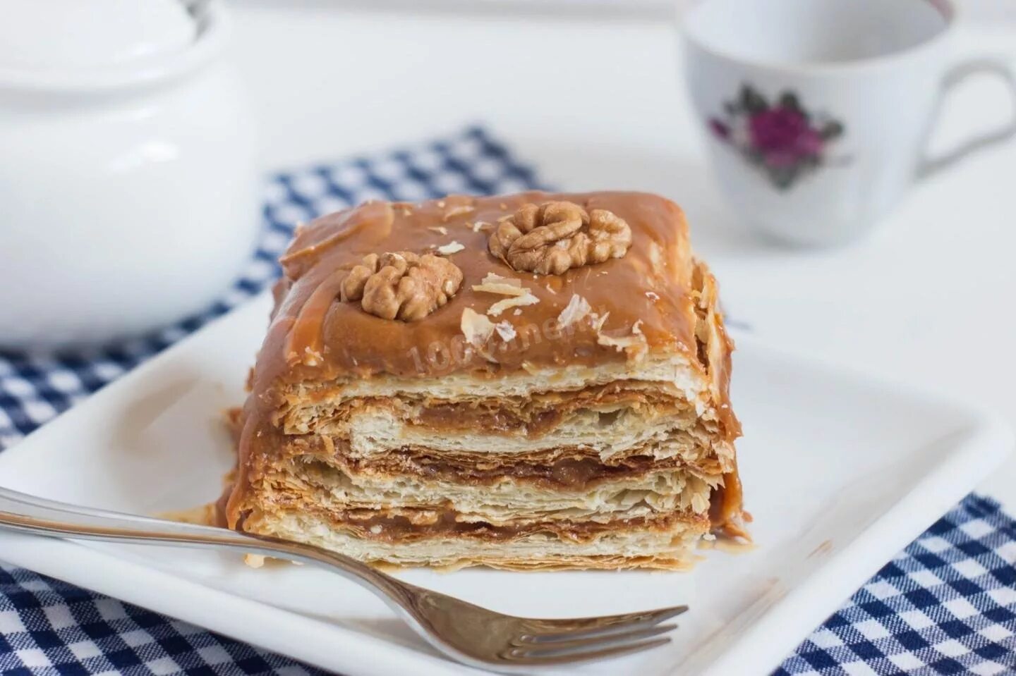 Торт со сгущенкой. Слоеное пирожное со сгущенкой. Торт с орехами и сгущенкой. Слоеный торт. Легкий слоеный торт