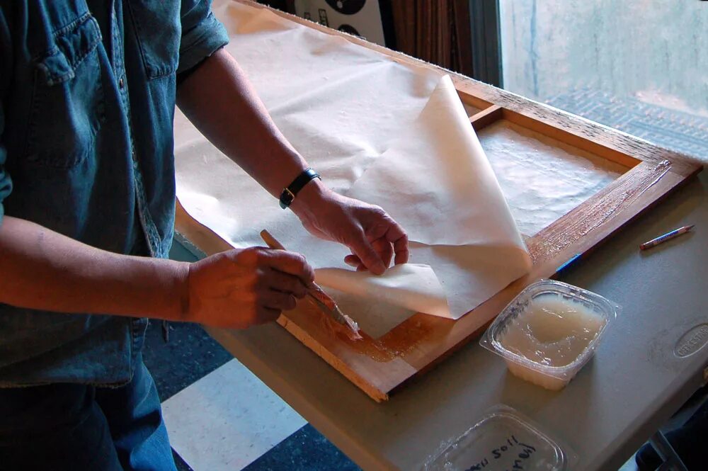 склеить вещи. реклама клея. как убрать засохший клей со стола. удалитель цианакрилатного клея. клей супер.