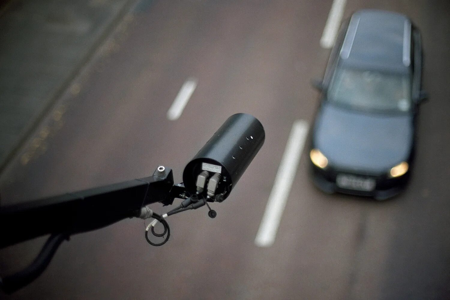 Камера ездит. Дорожные камеры видеонаблюдения. Дорожные камеры фиксация скорости. Камера видеонаблюдения штрафы. Камеры видеонаблюдения на дорогах.