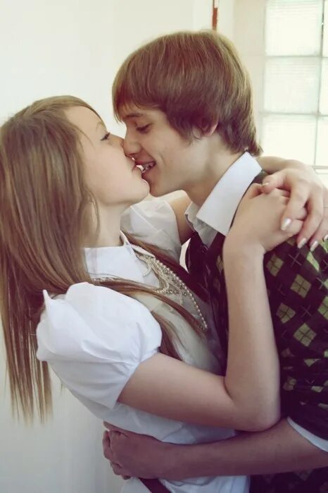 Встретил одноклассницу которую любил 11 лет. Школьный поцелуй. Любовь школьников. Школьники поцелуй. Школьная любовь.