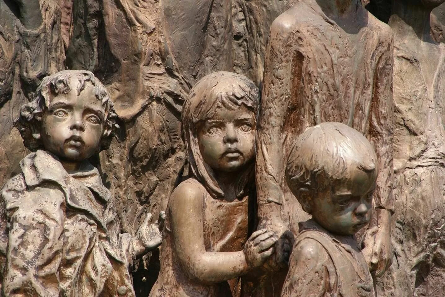 Памятник детям в Лидице. Памятник 82 детям Лидице Чехия. Памятник 82 детям, убитым нацистами в Лидице. Мемориал погибшим детям Чехия Лидица.