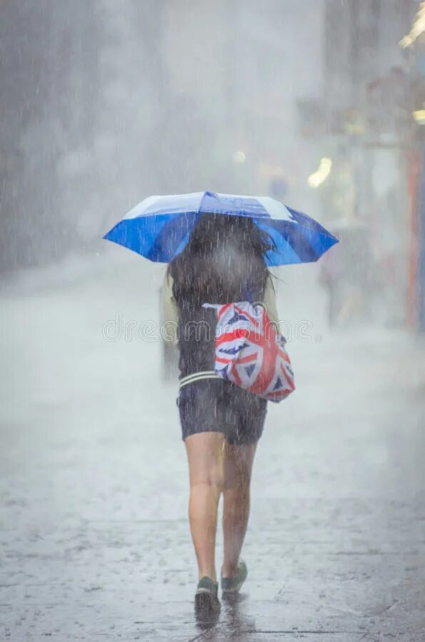 Можно ли гулять в дождь. Гулять под дождем. Прогулка девушки под дождем. Девочка гуляет под дождем. Девушка идет под дождем.
