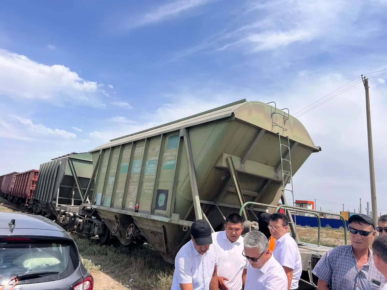 Поезд атырау. Поезда. Железнодорожный подвижной состав. Пассажирский поезд. Поезд на переезде.