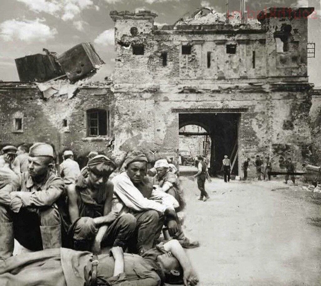 Сколько держали брестскую крепость. Солдаты брестской крепости 1941. штурм брестской крепости 1941. брестская крепость 1941 до войны. брестская крепость 22 июня 1941.