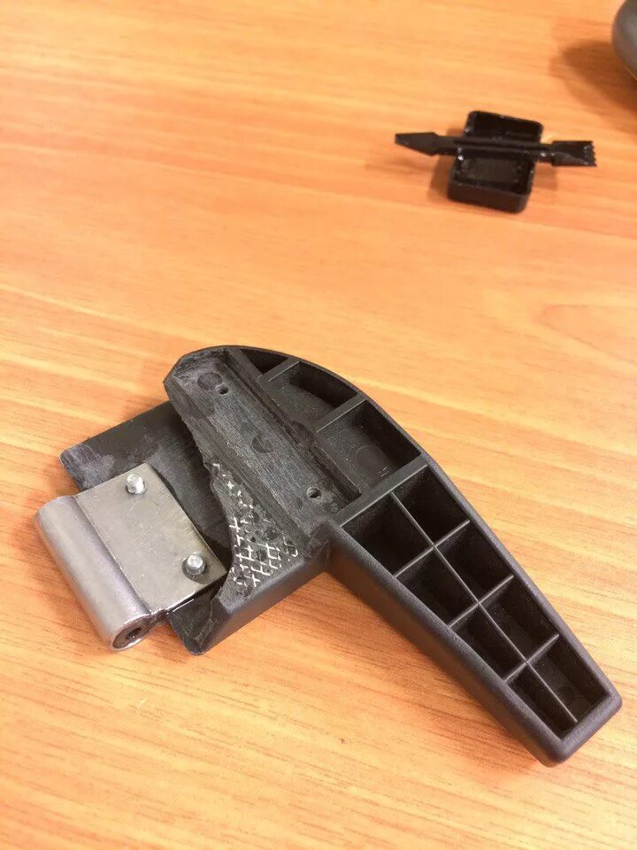 Крепление шторки багажника уаз патриот. Honda rd1 шторка багажника. Фиксатор шторки багажника. Крепление шторки багажника мл 164. Крепление шторки багажника dw3w.