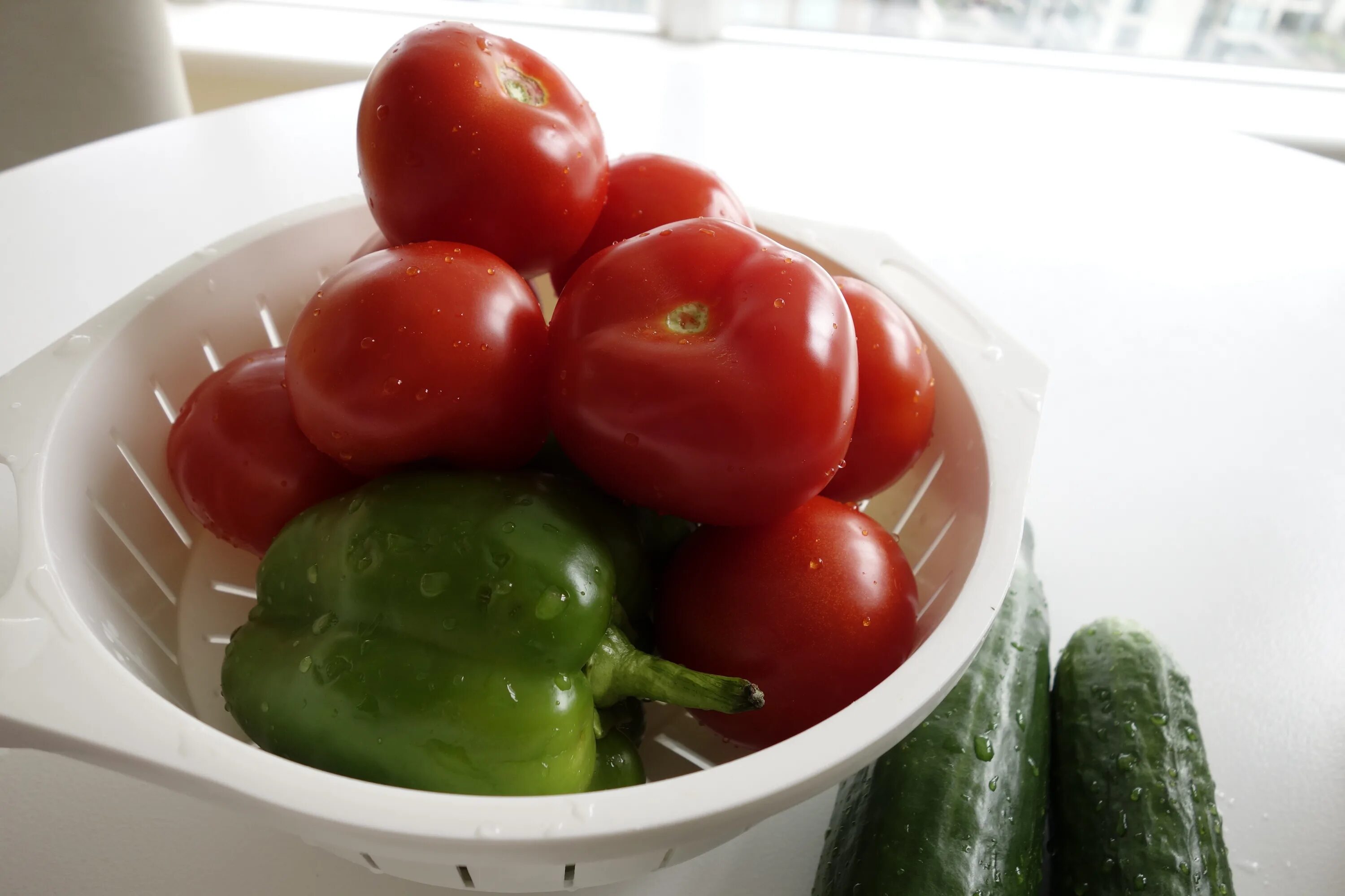 Tomato and onion and. Томат зеленый Чили. Томат Стаффер зелёный (Green Bell Pepper). Tomato and cucumber. Томат Чероки Грин.