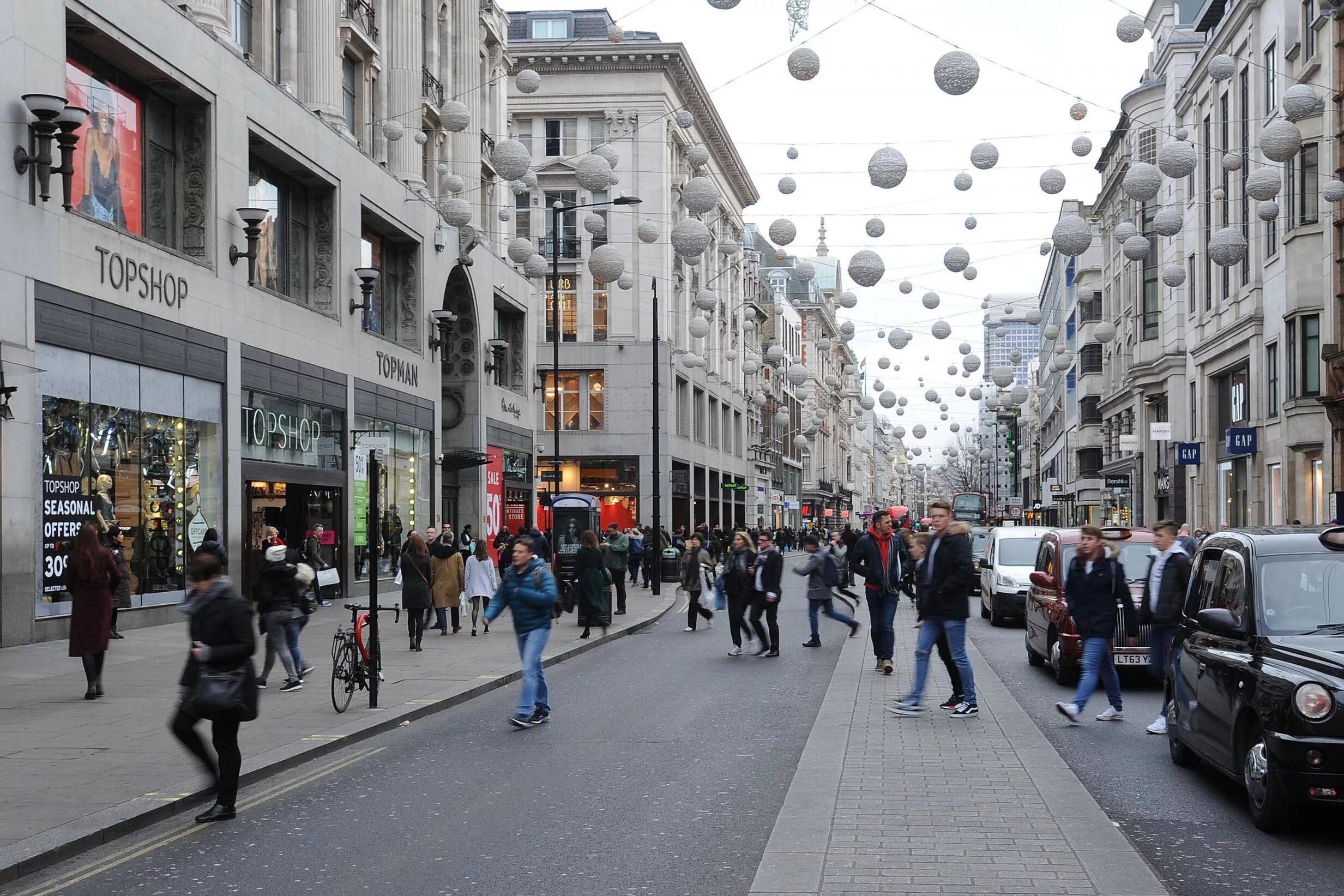 High street shop. Улица Оксфорд стрит в Лондоне. Торговая улица Оксфорд стрит. Oxford Street в Лондоне. Фото улицы Оксфорд стрит в Лондоне.