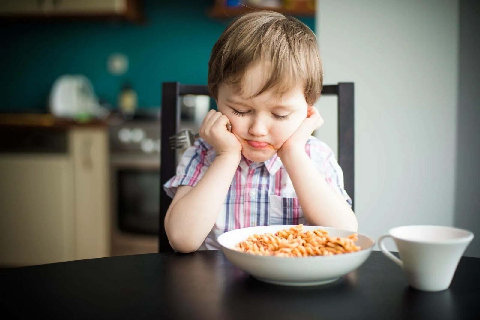 Невкусные продукты. Дети за столом. Еда для детей. Дети обедают. Питание детей.