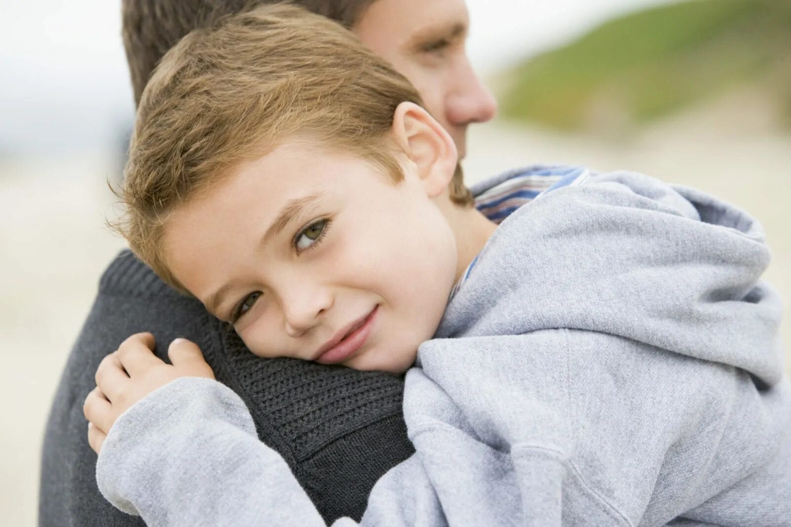 Фото взрослого сына. Мальчик обнимает. Мальчишки обнимаются. Объятия отца и ребенка. Папа обнимает ребенка.