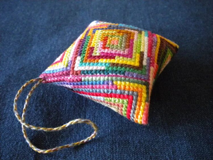 барджелло калейдоскоп. пэчворк барджелло подушки. остатки ниток вышивка. из остатков мулине. игольница из остатков мулине.