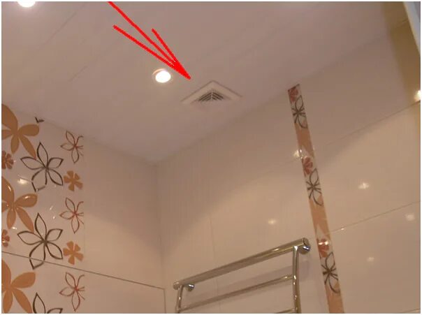 Вентиляция натяжной в ванне. Вытяжка в натяжном потолке в ванной. Вентиляционная решетка в натяжном потолке в ванной. Вентиляция в подвесном потолке в ванной. Вытяжка в ванне в натяжном потолке.