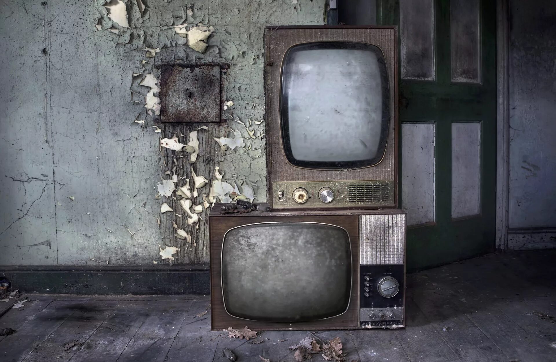 Tv old 2. Старый телевизор. Старинный телевизор. Старый телевизор в интерьере. Старый поломанный телевизор.
