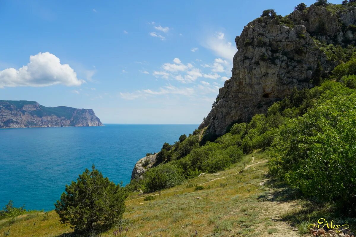 Карта высокого берега. С высокого берега Крым. Высокий берег. Крымские горы летом. Крым пляж высокий берег.