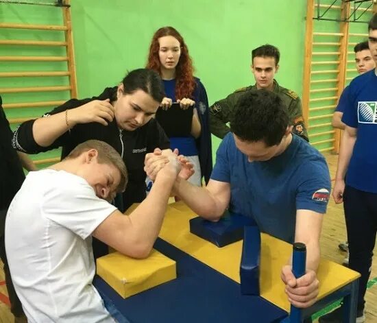 Студенты колледжа. Парню колледж. Парню колледж. Парню колледж. Ходить в колледж.