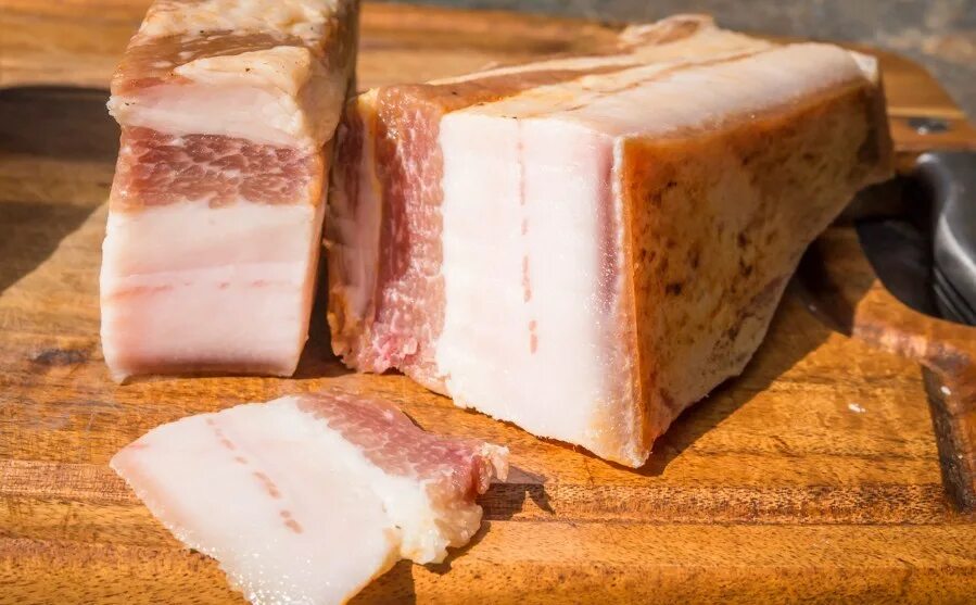 Сало соленое. Сало в рассоле с чесноком. Грудинка домашнего посола. Солёное сало в луковой шелухе. Сало соленое с чесноком.