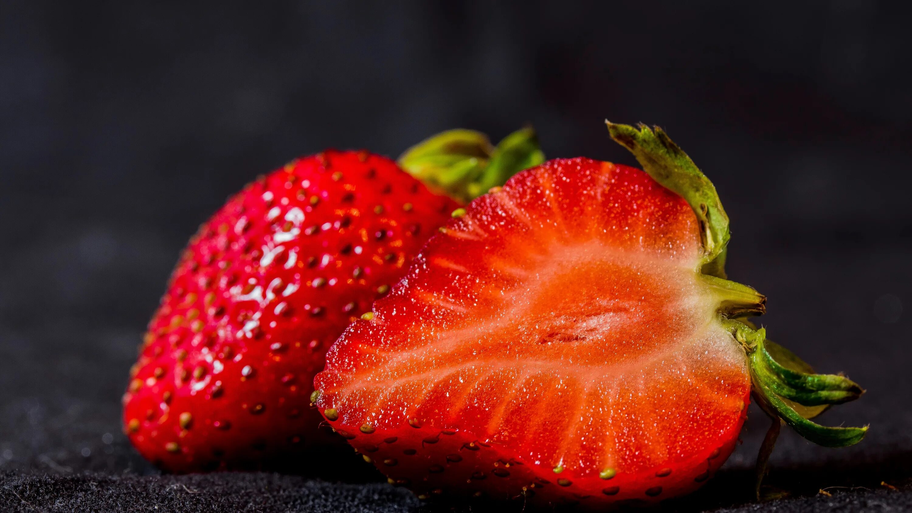 Сочная земляника. Клубника. сочная клубника. клубника в разрезе. сочные фрукты.