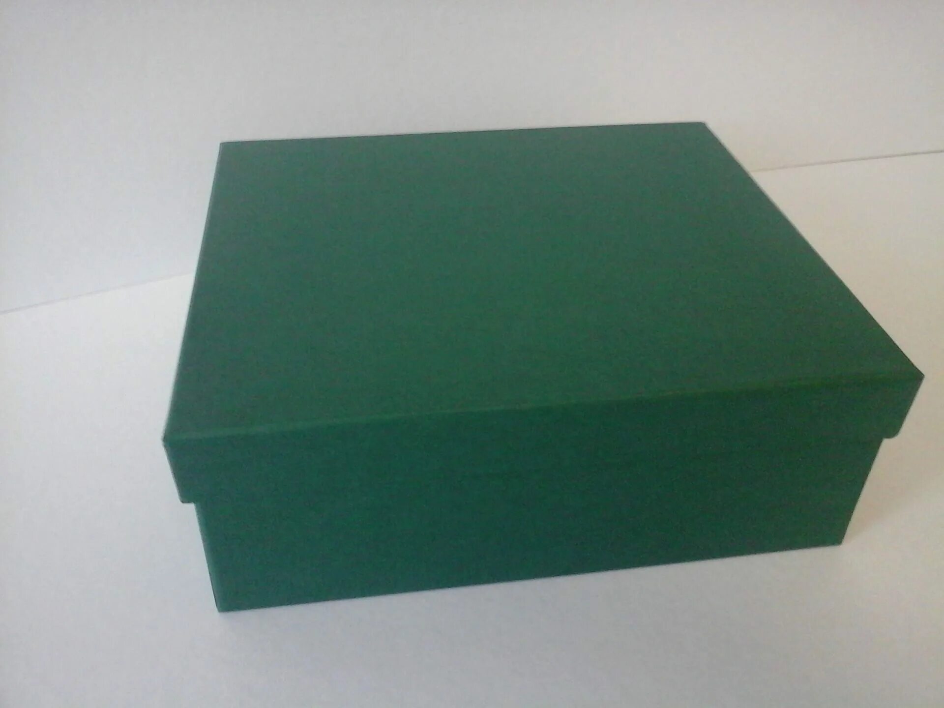 Зеленая коробка. Коробка крышка дно с ложементом. Темно зеленые коробки. Зеленая подарочная коробка. Купить зеленую коробку
