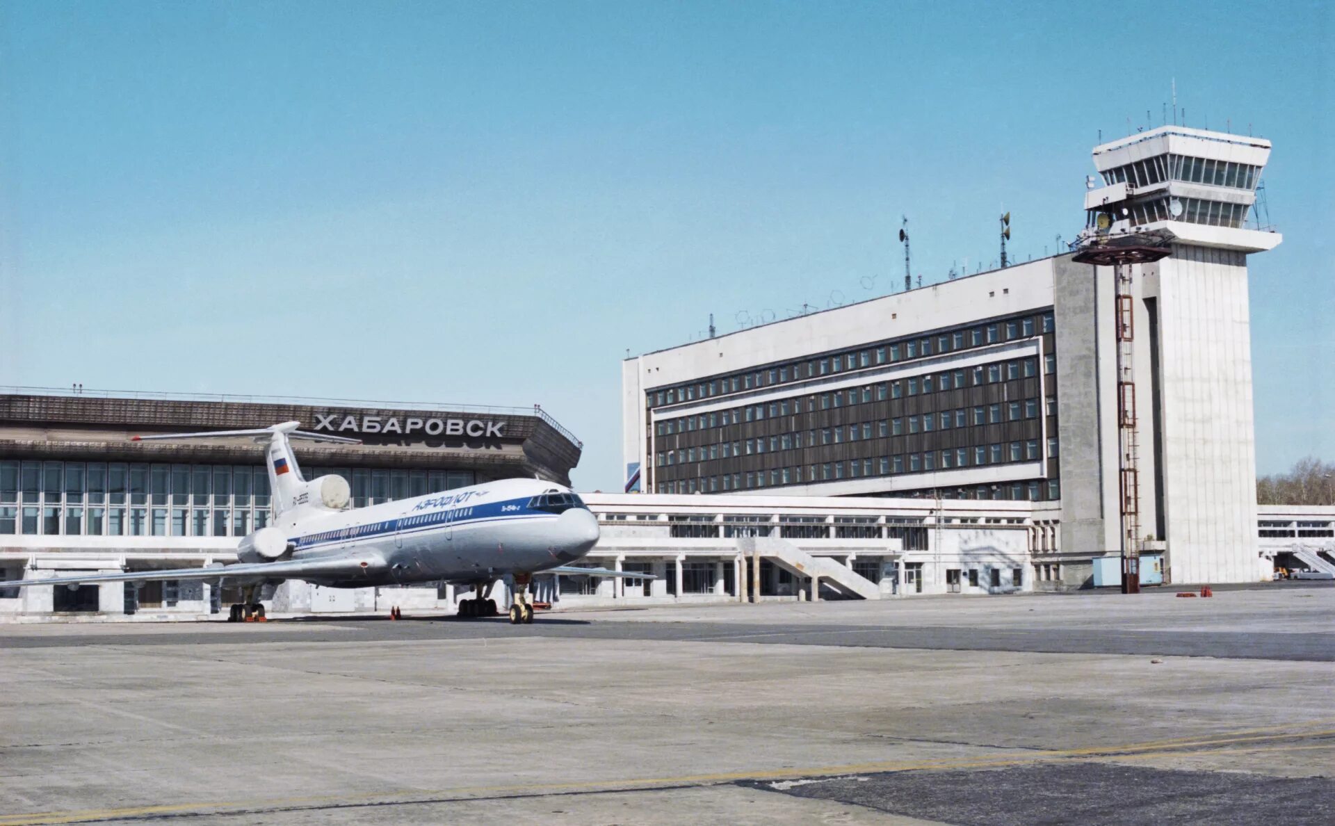 Старый Международный аэропорт Хабаровск. Аэровокзал Хабаровск. Аэропорт Хабаровск новый. Самолет в аэропорте Хабаровск.