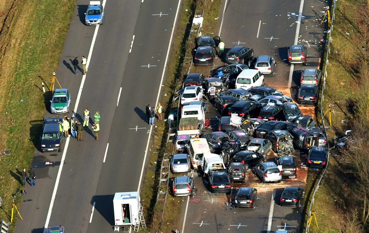 Транспортная ситуация на дорогах. Крупные автомобильные катастрофы. ДТП на автобане в Германии. Автомобильный транспорт.