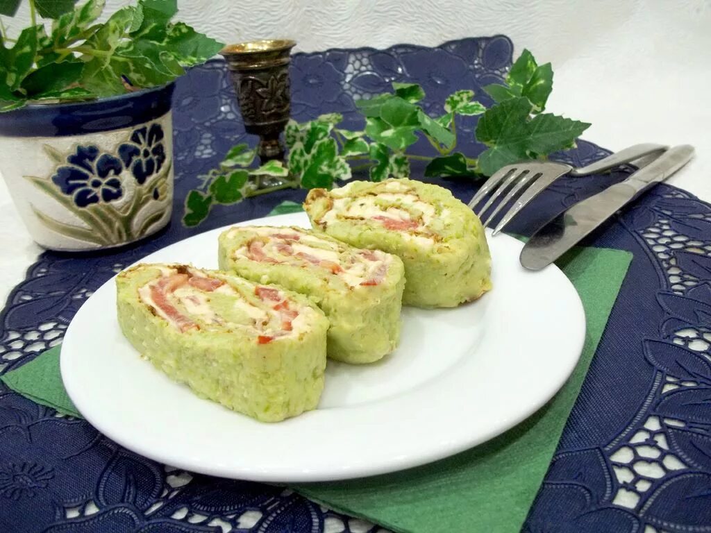 Рулет из кабачка с сыром и помидорами. Рулеты из кабачков с сыром и чесноком. Кабачковый рулет с помидором. Рулетики из кабачков с помидорами. Цуккини рулеты фаршированные.
