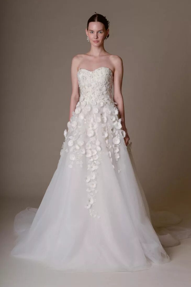 Свадебные платья 2023-2024 тренды. Новинки свадебных платьев 2024. Проновиас 2023. Шикарные свадебные платья. Белые вечерние платья 2024.