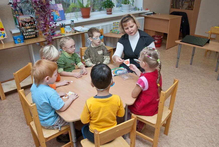Дошкольные группы могут быть. Дошкольники в детском саду. Воспитатель и дети в детском саду. Дети в садике. Дети на занятии в детском саду.