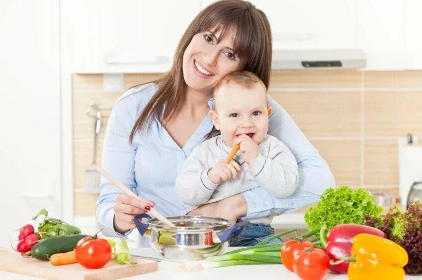 Здоровая мать здоровый ребенок. Женщина с ребенком и полезной едой. Мама ребенок здоровое питание. Питание родильницы.