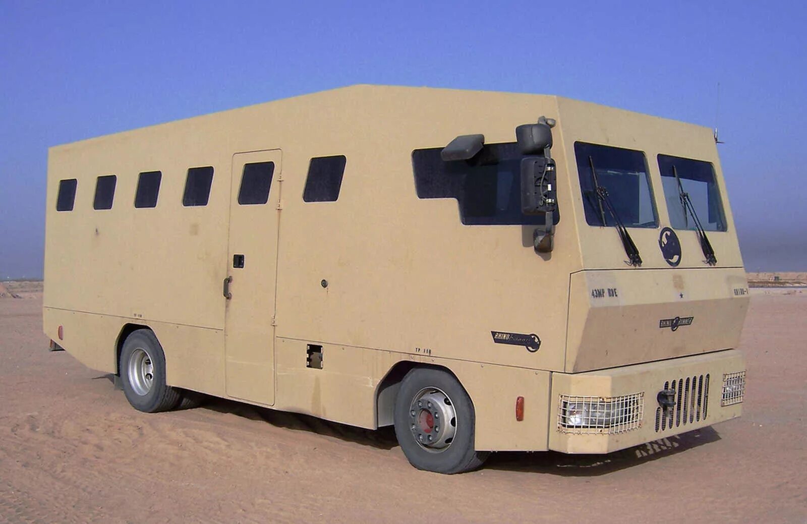 бронированные автобусы. броне автобусы. бронированная маршрутка. автобус 6x6. броневик автобус.