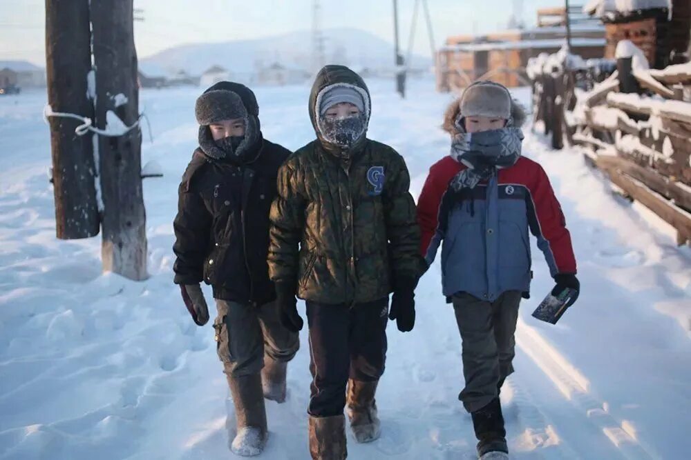 Иней на ресницах. Село оймякон якутия. Как одеваются в якутии зимой. Полюс холода оймякон градусник. Почему в якутии так холодно.