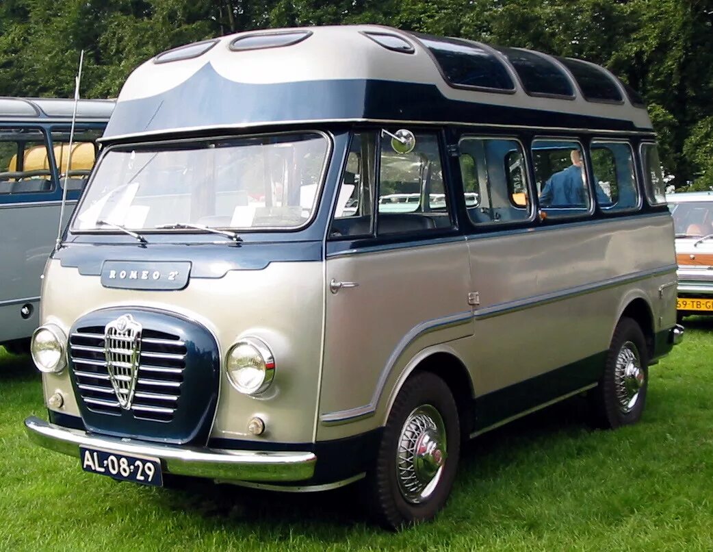 2 микроавтобус. Альфа ромео микроавтобус. alfa romeo 1950. alfa romeo минивэн. alfa romeo 2 bus.
