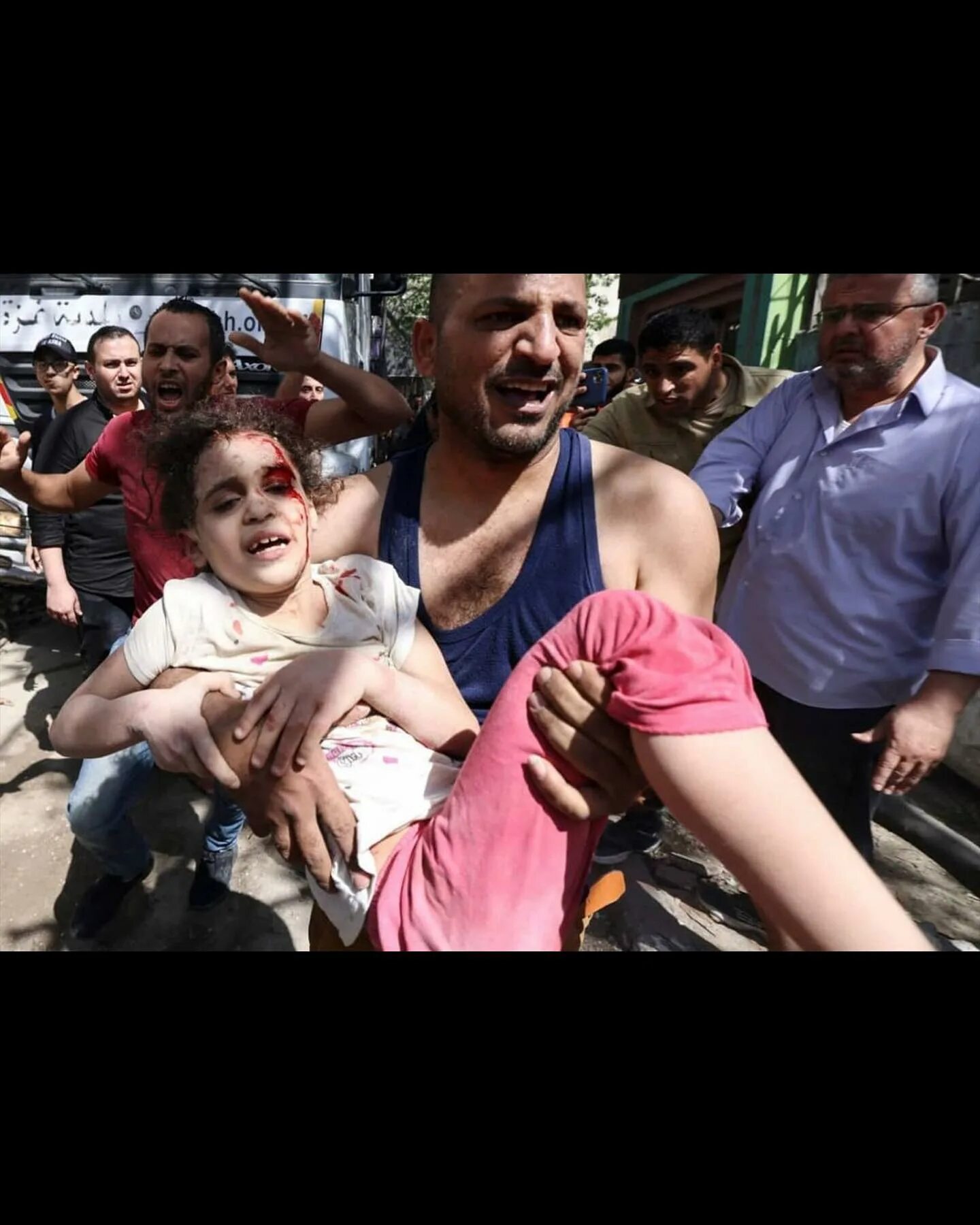 Помоги мусульманину. Помощь мусульманам. Помогай нуждающимся ислам. Помощь мусульманам. Благотворительность в исламе.