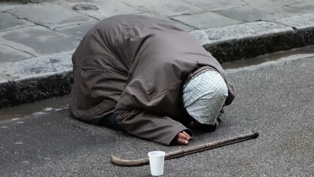 Бедные люди. Бедные нищие люди. Бедные нищие люди. Богатый и бедный. Бабушка с протянутой рукой.