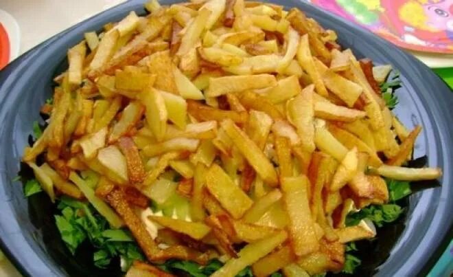 Салат с жареной картошкой сверху. Салаты с картошкой фри обжаренная соломкой. салат из мяса с картофелем фри. салат нарезанный соломкой с картофелем фри. салат помидоры и картофель фри слоями.