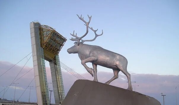 Олень салехард скульптура. Скульптура северный олень. Скульптура северный олень салехард. Олень салехард скульптура. Аксарка ямало-ненецкий автономный округ.