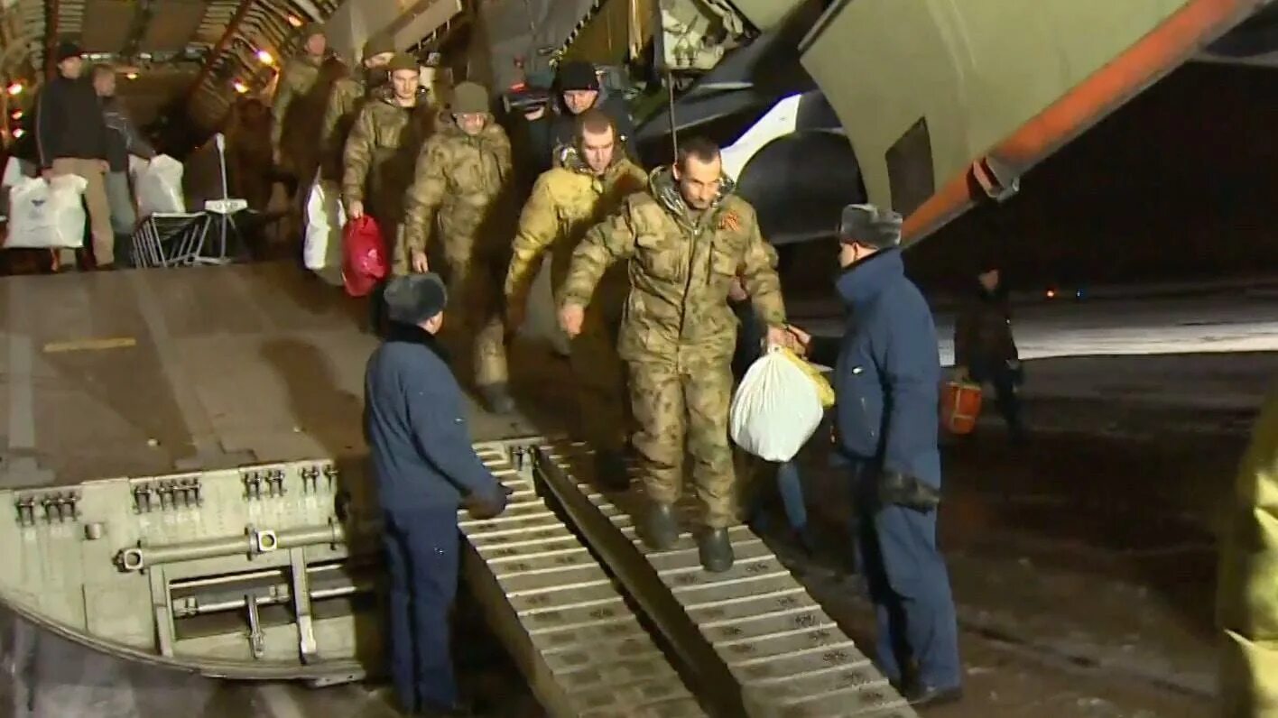 Освободившиеся пленные. Украинские киборги. Пленные киборги в аэропорту. Аэропорт пленные. Обмен пленными фото.