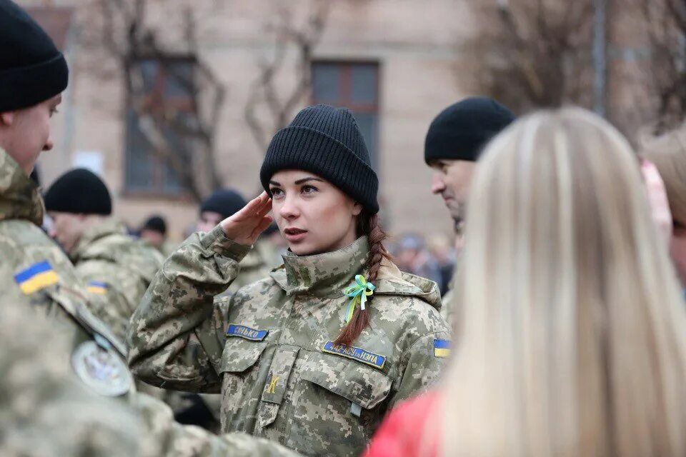 Украина девушки военные. Женщины в украинской армии. Женщины военные Украина. Украинки в армии. Женщины военнослужащие ВСУ.