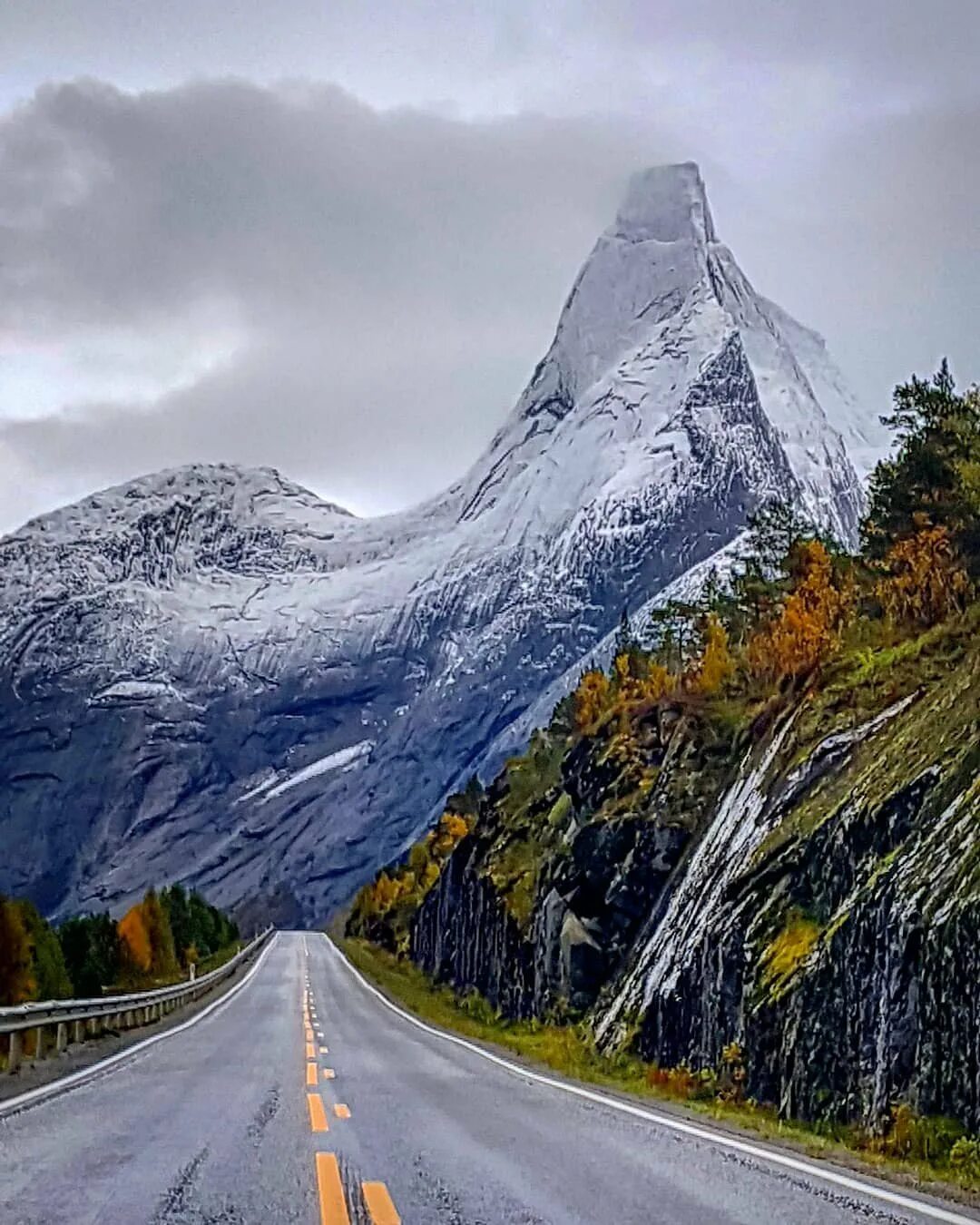 Самая высокая точка скандинавских гор. Акернесет гора в Норвегии. Исафьордюр Исландия. Волчья гора в Норвегии. Скандинавия Норвегия горы Мысы.