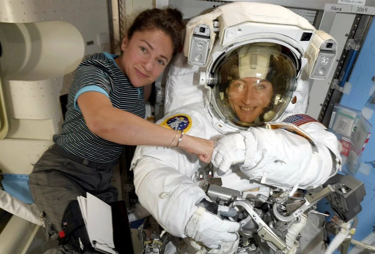 1 женщина космонавт в открытом космосе